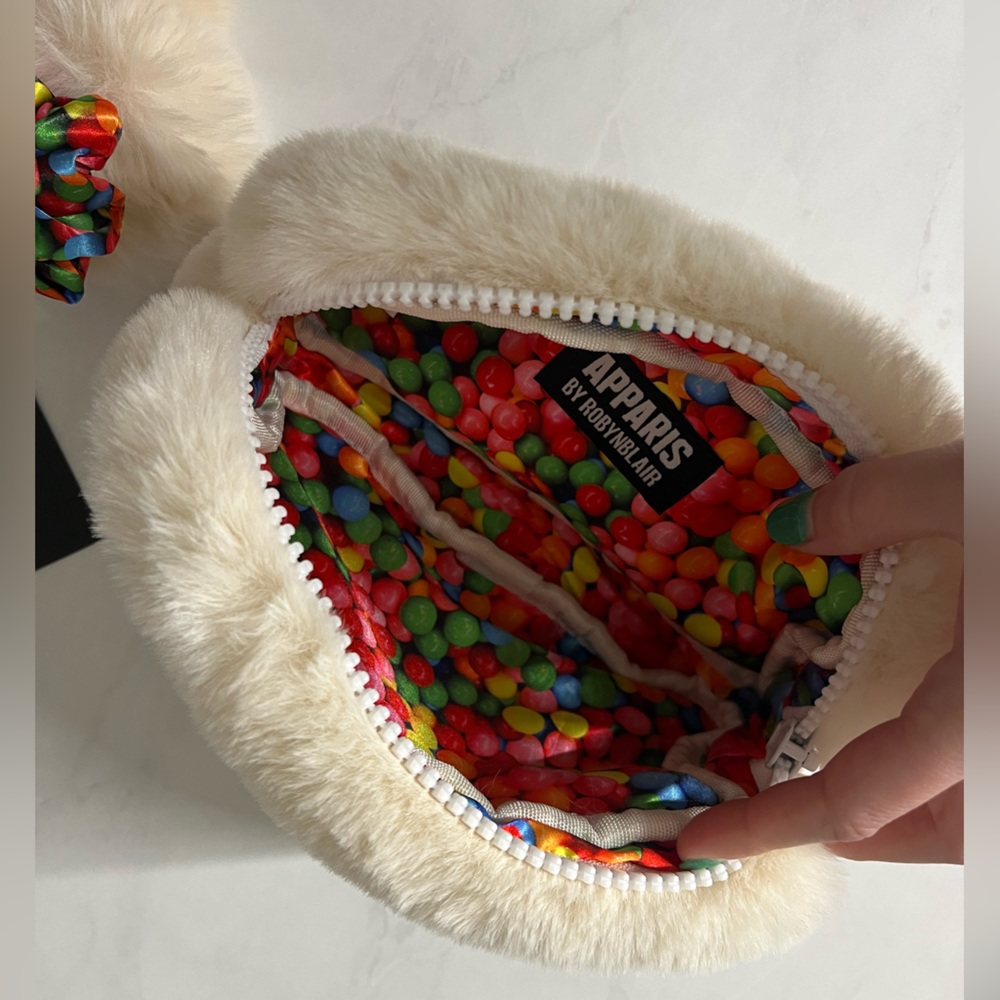 Apparis Noor Pouch in white with gumball pattern inside. And small scrunchie.